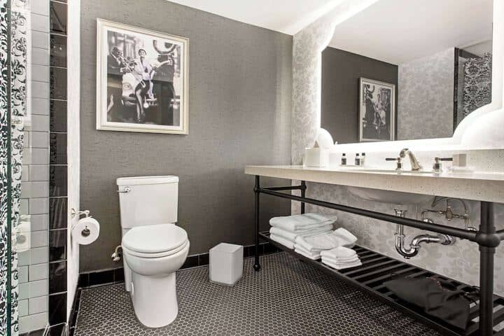 Room 32 of 51