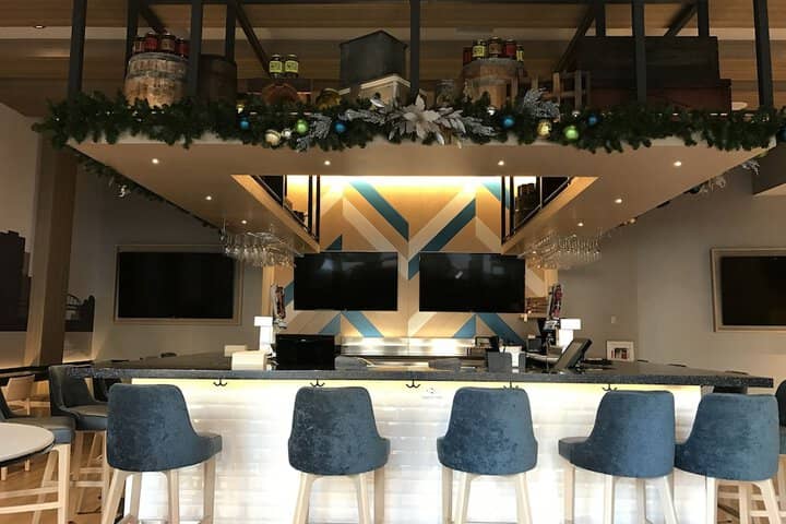 Lounge 46 of 56