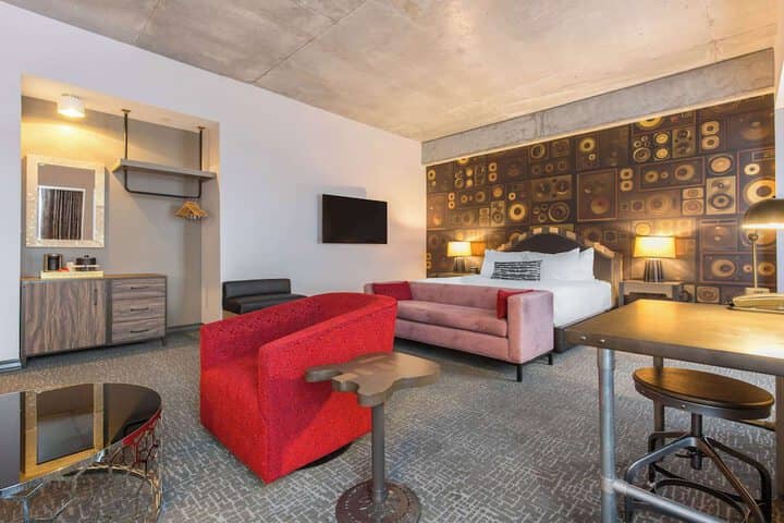 Room 33 of 83