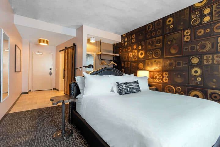 Room 21 of 83