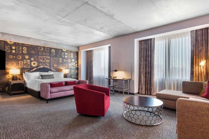 Room 34 of 83