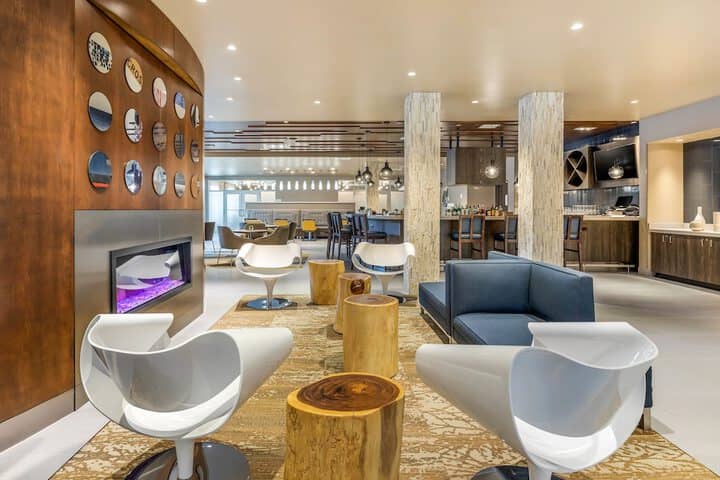 Lobby lounge