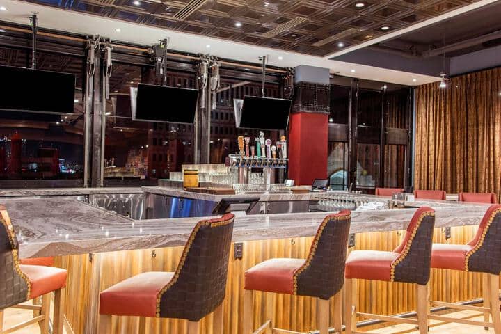 Lounge 67 of 83